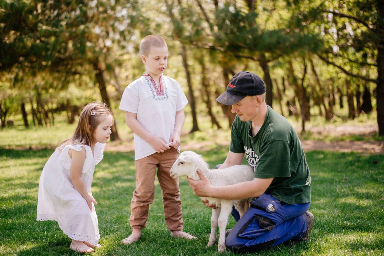 Záber z Biofarmy Príroda v Stupave, kde majitelia chovajú vlastné ovce, prasatá, kravy alebo hydinu a prevádzkujú reštauráciu. Ochranu sliepok a pôvod vajec z bezklietkových chovov po novom zaručujú aj oficiálnym záväzkom. Zdroj: Biofarma Príroda